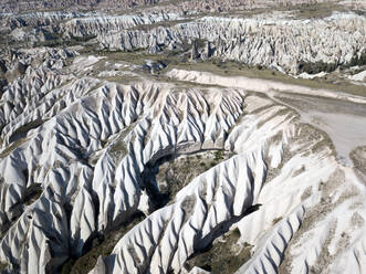 Luftaufnahme der vulkanischen Landschaft in Kappadokien an einem sonnigen Tag, Türkei - KNTF03073