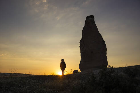 Junge Frau bei Sonnenuntergang, Kappadokien, Türkei - KNTF03088