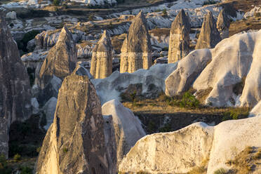 Blick von oben auf Felsformationen in Göreme, Kappadokien - KNTF03107