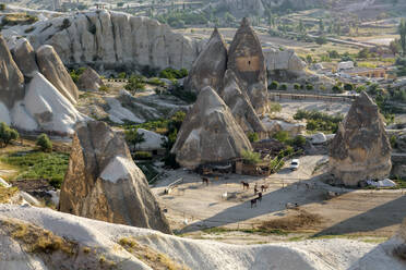 Blick von oben auf Pferde in einem Pferch bei einer Felsformation in Göreme, Kappadokien - KNTF03112