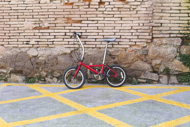 Fahrrad lehnt an einer Backsteinmauer - RTBF01307