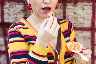 Woman peeling tangerine, partial view - RTBF01324