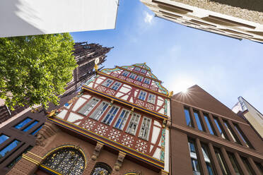 Niedriger Blickwinkel auf Gebäude gegen den Himmel an einem sonnigen Tag in Frankfurt, Deutschland - WDF05410