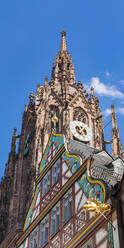 Niedriger Blickwinkel auf den Frankfurter Dom vor blauem Himmel, Deutschland - WDF05416