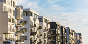 Außenansicht eines modernen Wohngebäudes gegen den Himmel in Frankfurt, Deutschland - WDF05422