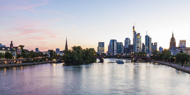 Landschaftlicher Blick auf den Fluss gegen den Himmel bei Sonnenuntergang in Frankfurt, Deutschland - WDF05424