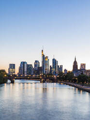 Landschaftlicher Blick auf den Fluss in der beleuchteten Stadt gegen den klaren Himmel bei Sonnenuntergang in Frankfurt, Deutschland - WDF05425
