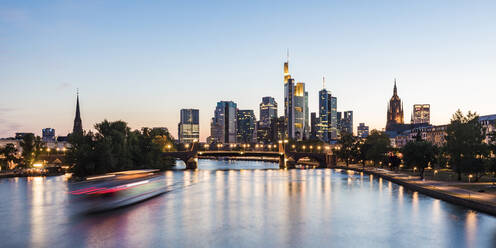 Unscharfe Bewegung eines Ausflugsbootes auf dem Fluss gegen den klaren Himmel in der Abenddämmerung in Frankfurt, Deutschland - WDF05428