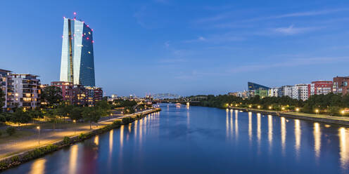 Fluss inmitten von beleuchteten Gebäuden bei Nacht in Frankfurt, Deutschland - WDF05429