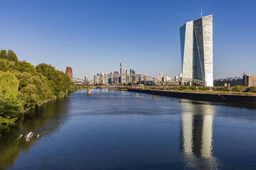 Blick auf den Main gegen den klaren blauen Himmel in Frankfurt, Deutschland - WDF05431