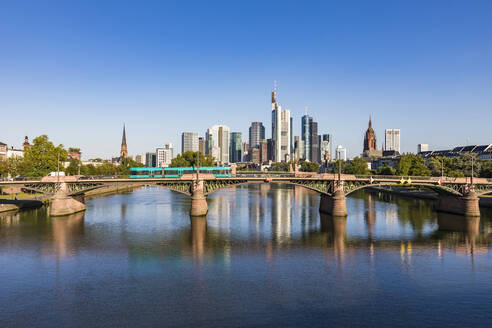Ignatz-Bubis-Brücke über den Main bei klarem blauem Himmel in Frankfurt, Deutschland - WDF05433