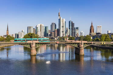 Ignatz-Bubis-Brücke über den Main in der Stadt gegen den klaren blauen Himmel in Frankfurt, Deutschland - WDF05434