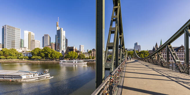 Eiserner Steg über dem Fluss bei klarem Himmel in Frankfurt, Deutschland - WDF05435