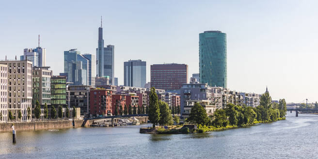 Gebäude und Westhafen Tower am Fluss gegen klaren Himmel in Frankfurt, Deutschland - WDF05438