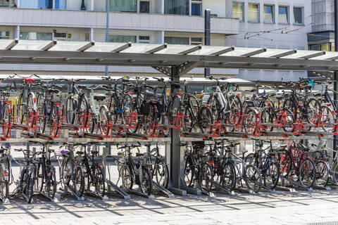 Abgestellte Fahrräder an der Konstablerwache, Frankfurt, Deutschland, lizenzfreies Stockfoto