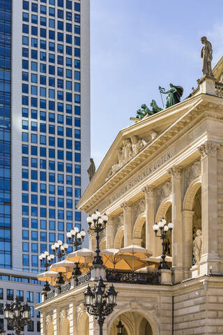 Niedriger Blickwinkel auf die Alte Oper Frankfurt und den Wolkenkratzer gegen den Himmel, Deutschland, lizenzfreies Stockfoto