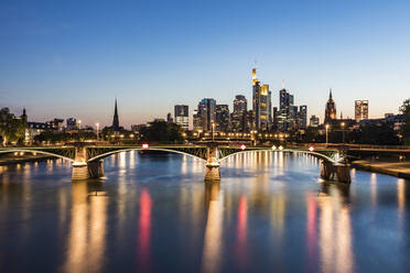 Beleuchtete Ignatz-Bubis-Brücke über den Main gegen den Himmel in der Abenddämmerung, Frankfurt, Deutschland - WDF05450