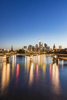 Beleuchtete Ignatz-Bubis-Brücke über den Main vor blauem Himmel bei Sonnenuntergang, Frankfurt, Deutschland - WDF05452