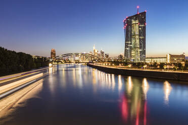 Fluss in beleuchteter Stadt gegen blauen Himmel bei Nacht in Frankfurt, Deutschland - WDF05453
