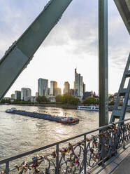 Eiserner Steg über dem Fluss gegen den Himmel in Frankfurt, Deutschland - WDF05456