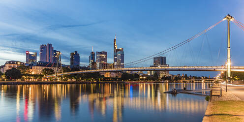 Beleuchtete Holbeinsteg-Fußgängerbrücke über den Fluss bei Nacht in Frankfurt, Deutschland - WDF05458