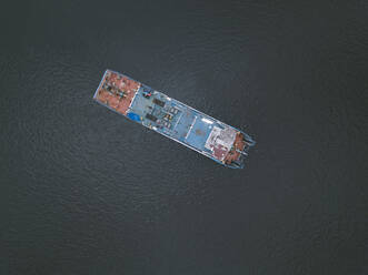 Luftaufnahme eines Schiffs in der Newa bei Shlisselburg, Russland - KNTF03149