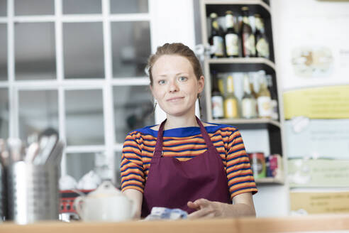 Porträt einer Frau mit Schürze in einem Kaffeehaus - SGF02414