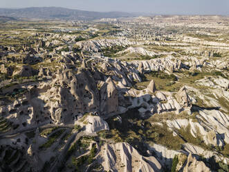 Luftaufnahme der Burg Uchisar und der Landschaft in Kappadokien, Türkei - KNTF03154