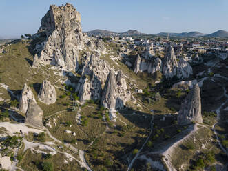 Luftaufnahme der Burg Uchisar vor blauem Himmel in Kappadokien, Türkei - KNTF03160