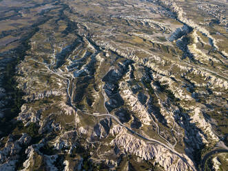 Luftaufnahme der felsigen Landschaft bei Uchisar, Kappadokien, Türkei - KNTF03165