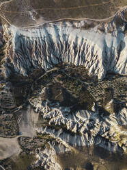 Luftaufnahme von vulkanischen Tuffsteinformationen in Kappadokien, Türkei - KNTF03183