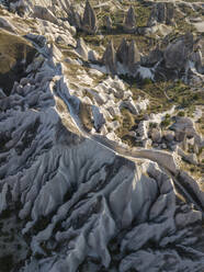 Luftaufnahme einer Straße auf Tuffsteinformationen in Goreme, Kappadokien, Türkei - KNTF03189