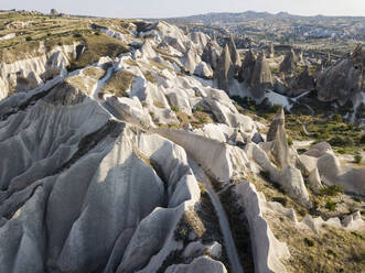 Luftaufnahme einer Straße auf Tuffsteinformationen in Goreme, Kappadokien, Türkei - KNTF03190