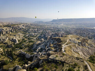 Blick auf den Goreme-Nationalpark bei klarem Himmel, Kappadokien, Türkei - KNTF03218