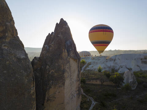 Heißluftballon auf dem Berg gegen den klaren Himmel in Goreme, Kappadokien, Türkei, lizenzfreies Stockfoto