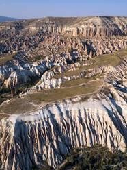 Drohnenansicht des Roten Tals gegen den klaren blauen Himmel in Goreme, Kappadokien, Türkei - KNTF03226