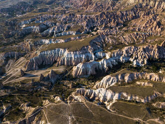 Luftaufnahme des Roten Tals in Kappadokien, Türkei - KNTF03227