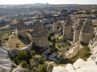 Luftaufnahme des Liebestals in Goreme, Kappadokien, Türkei - KNTF03228