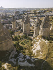 Luftaufnahme des Liebestals bei klarem Himmel in Goreme, Kappadokien, Türkei - KNTF03229