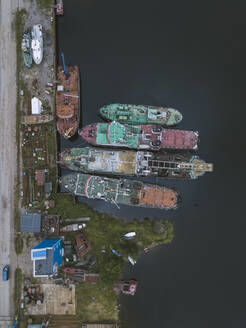 Luftaufnahme von Schiffen im Ladoga-Kanal in der Werft, Shlisselburg, Russland - KNTF03231