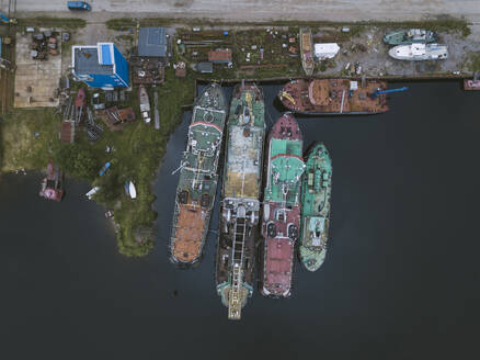 Drohnenansicht von Schiffen im Ladoga-Kanal in der Werft, Shlisselburg, Russland - KNTF03232