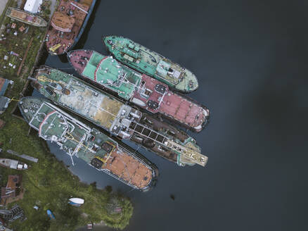 Drohnenaufnahme von Schiffen im Ladoga-Kanal in der Werft, Shlisselburg, Russland - KNTF03233