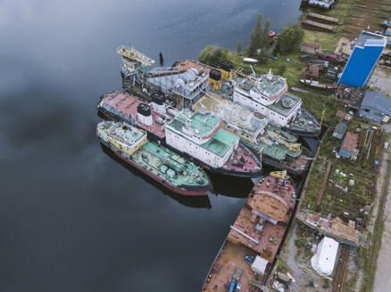 Luftaufnahme von im Ladoga-Kanal vertäuten Schiffen in der Werft, Shlisselburg, Russland - KNTF03234