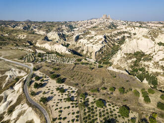 Luftaufnahme der Landschaft gegen den klaren blauen Himmel in Uchisar, Kappadokien, Türkei - KNTF03239