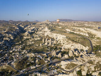 Luftaufnahme der Landschaft bei klarem blauem Himmel in Goreme, Kappadokien, Türkei - KNTF03243