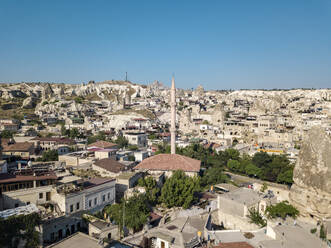 Luftaufnahme der Stadt gegen den klaren blauen Himmel in Goreme, Kappadokien, Türkei - KNTF03245