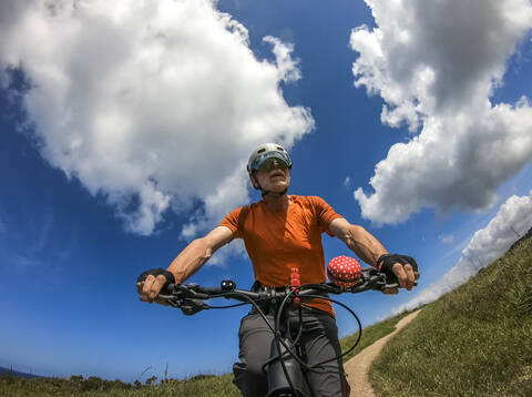 Älterer Mann auf Mountainbike, lizenzfreies Stockfoto