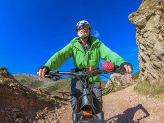 Älterer Mann auf Mountainbike - LAF02356