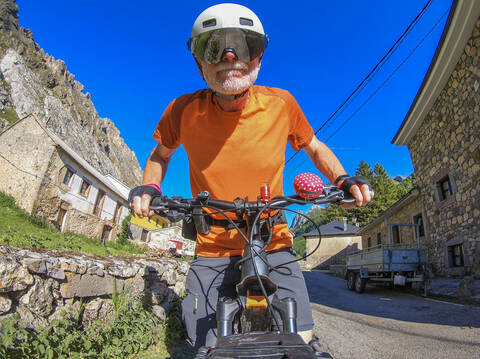 Älterer Mann auf Mountainbike, lizenzfreies Stockfoto