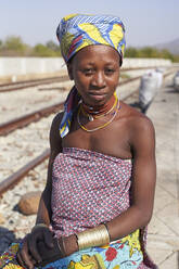 Ndengelengo-Frau am Bahnhof, Garganta, Angola. - VEGF00534